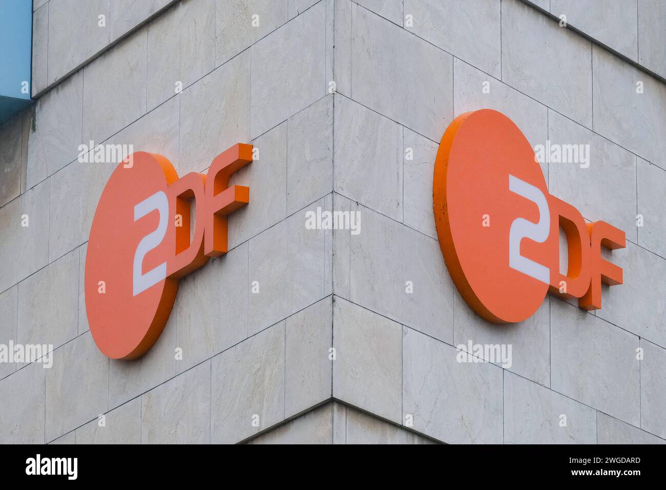 Düsseldorf 04.02.2024 öffentlich-rechtlicher Rundfunk Logo Schriftzug ZDF Zweites Deutsches Fernsehen Rundfunkgebühren Grundversorgung GEZ Gebühreneinzugszentrale Zwangsgebühren Düsseldorf Nordrhein-Westfalen Deutschland *** Düsseldorf 04 02 2024 servizio pubblico di radiodiffusione logo scritta ZDF Zweites Deutsches Fernsehen spese di radiodiffusione servizio di base GEZ centro di raccolta tasse obbligatorie Düsseldorf Renania settentrionale-Vestfalia Germania Foto Stock