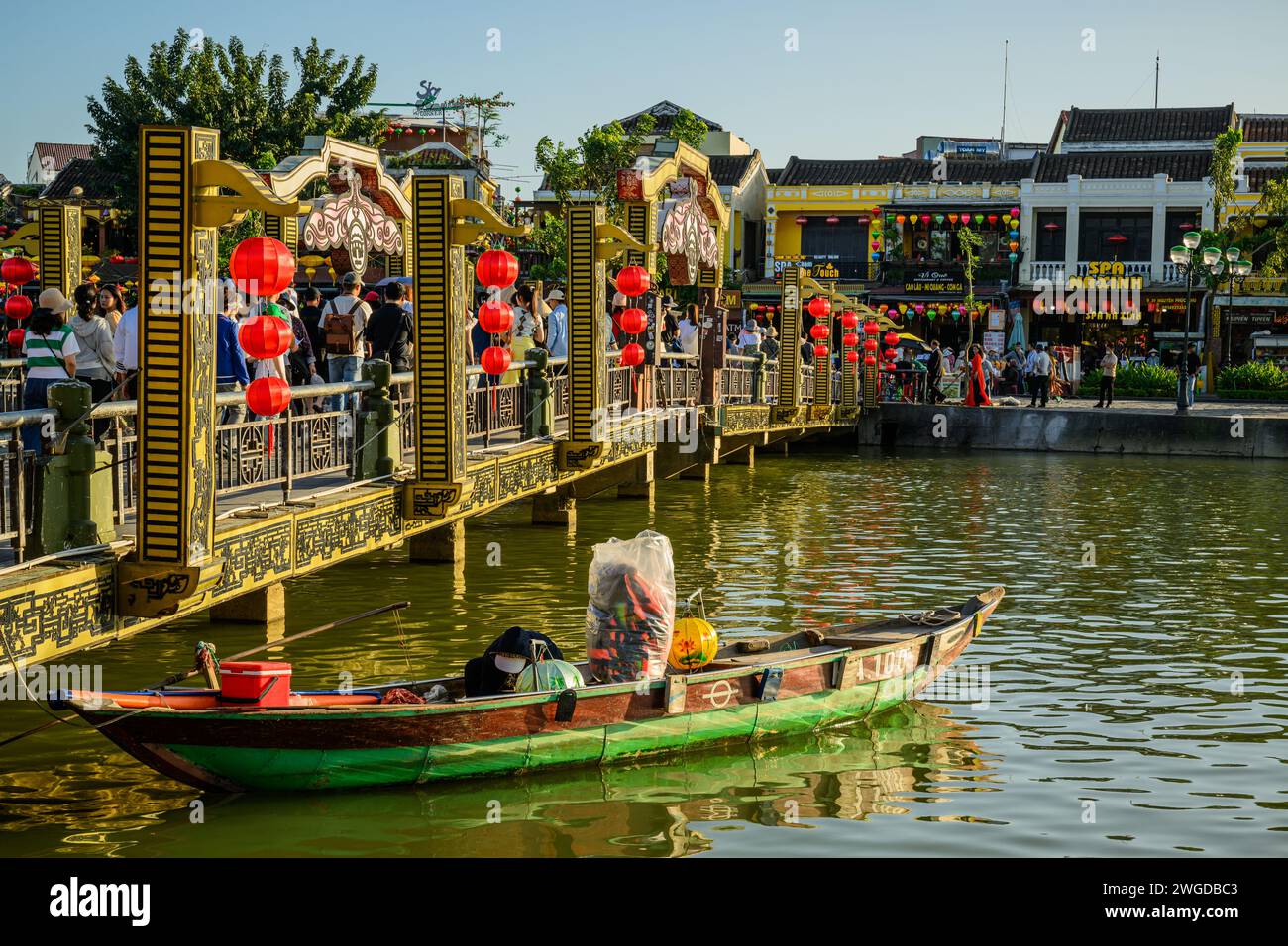 Lanterne turistiche sul ponte dorato di Hoi An durante il giorno Foto Stock