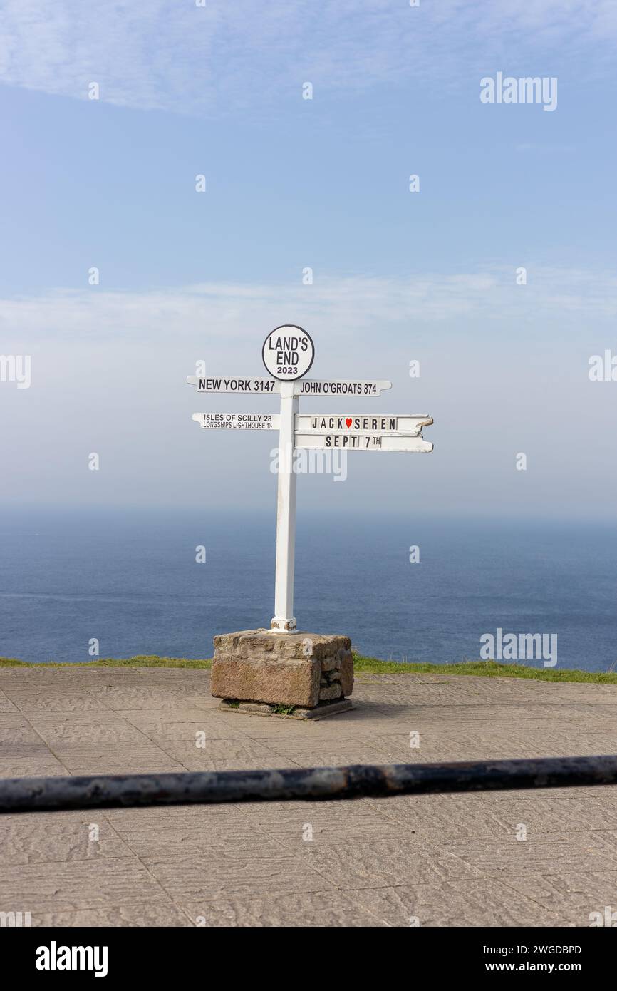 Il famoso cartello Lands End a Lands End, Sennen, Cornovaglia Foto Stock