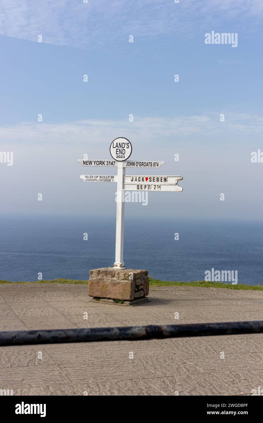 Il famoso cartello Lands End a Lands End, Sennen, Cornovaglia Foto Stock