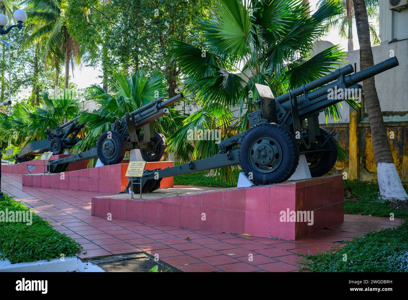 Cannoni da 105 mm catturati dall'esercito americano al Museo di ho chi Minh, da Nang, Vietnam Foto Stock