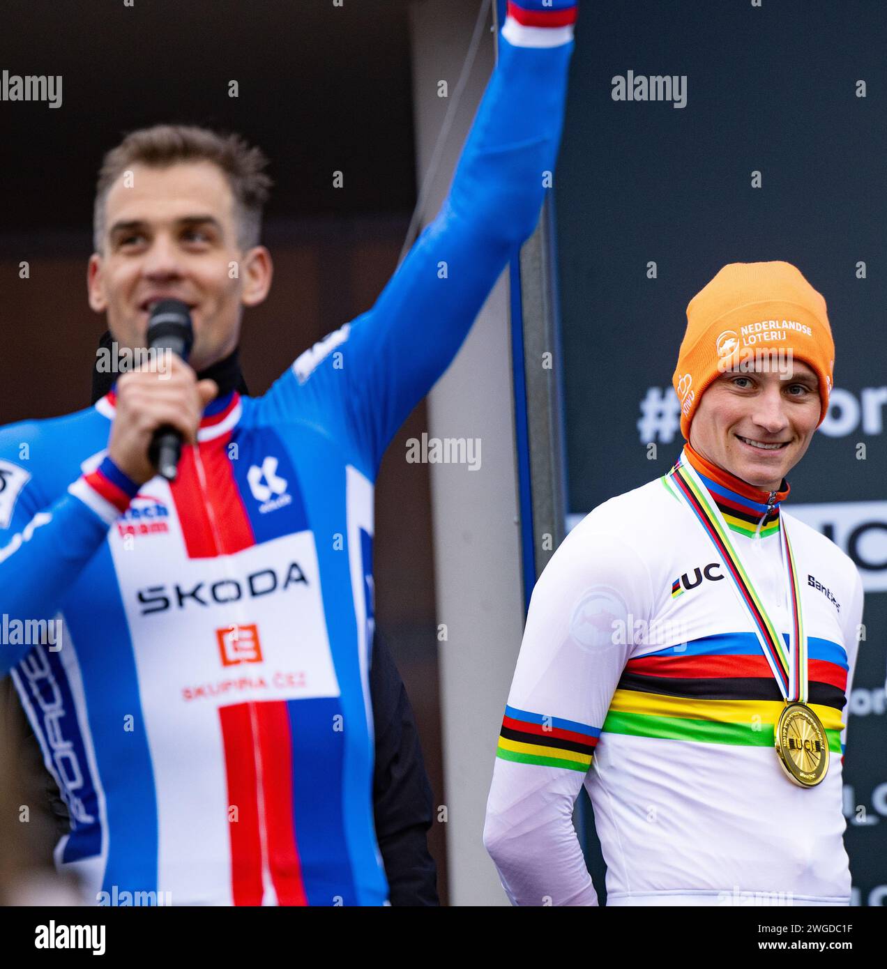 Tabor, Repubblica Ceca. 4 febbraio 2024. TABOR - Mathieu van der Poel e Zdenek Stybar durante i campionati del mondo di ciclocross (uomini) a Tabor, Repubblica Ceca. ANP IRIS VAN DEN BROEK credito: ANP/Alamy Live News Foto Stock