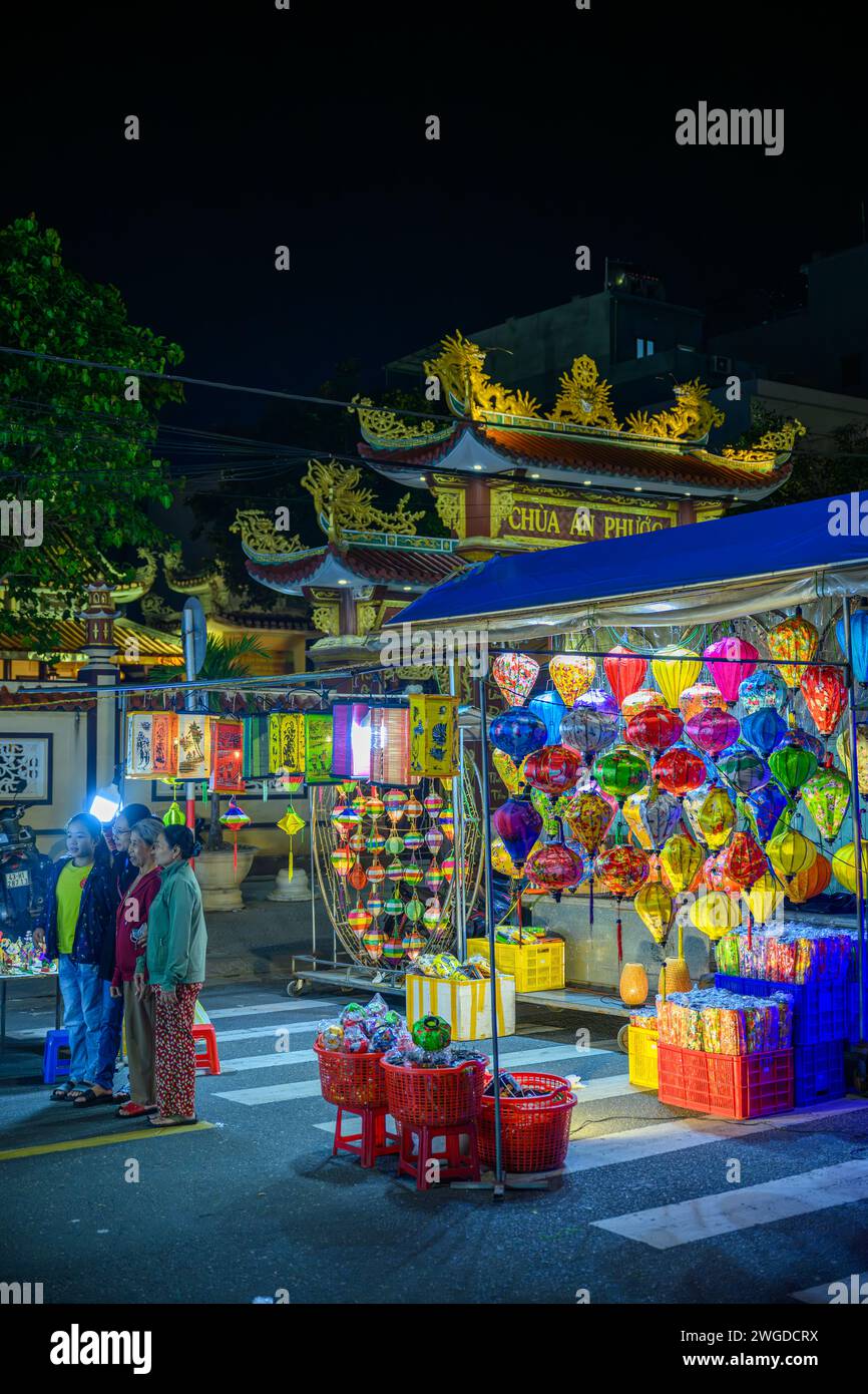 Venditori ambulanti al mercato notturno Son tra, da Nang, Vietnam Foto Stock