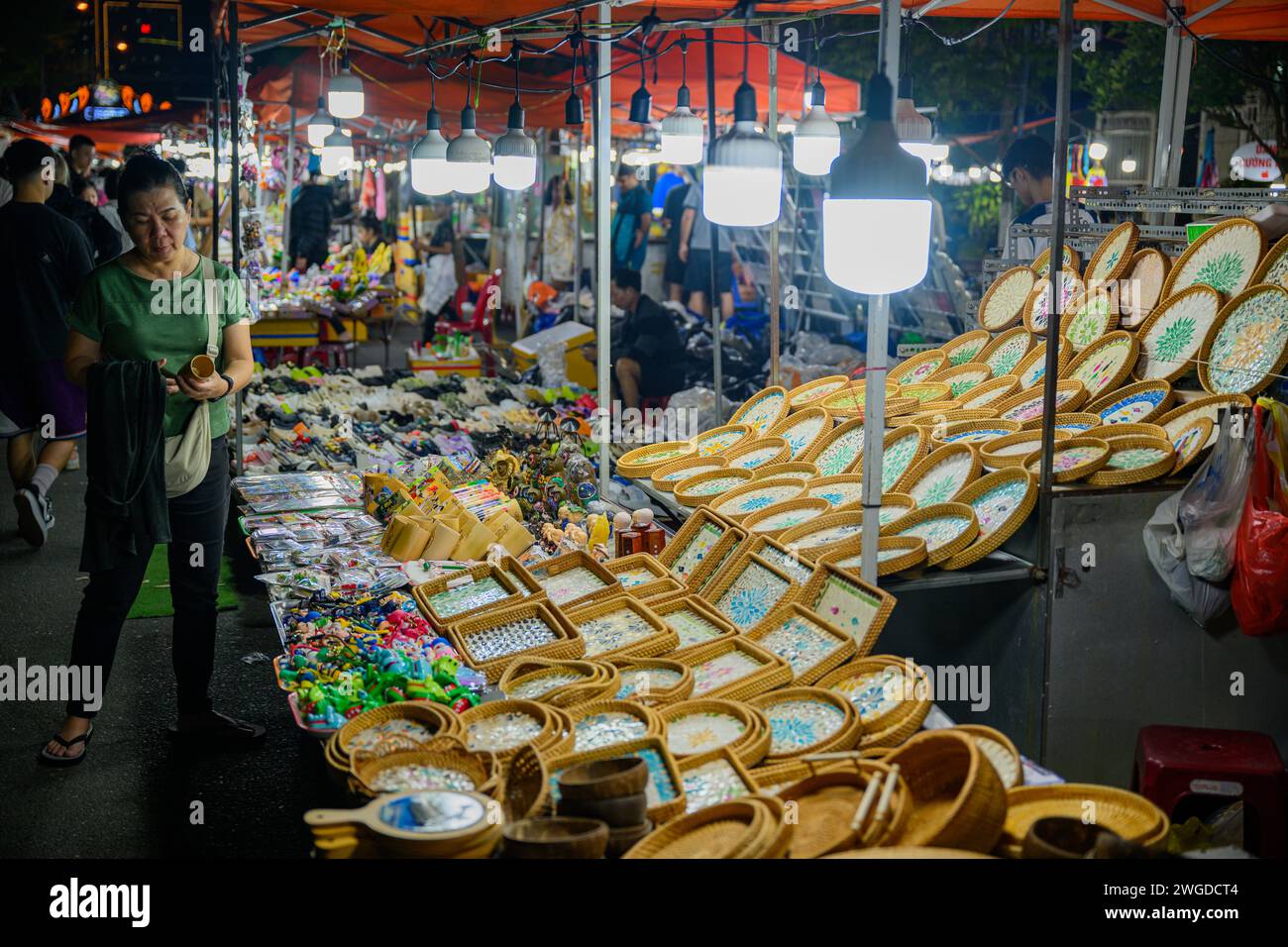 Venditori ambulanti al mercato notturno Son tra, da Nang, Vietnam Foto Stock