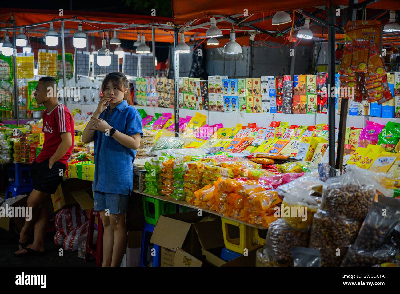 Venditori ambulanti al mercato notturno Son tra, da Nang, Vietnam Foto Stock