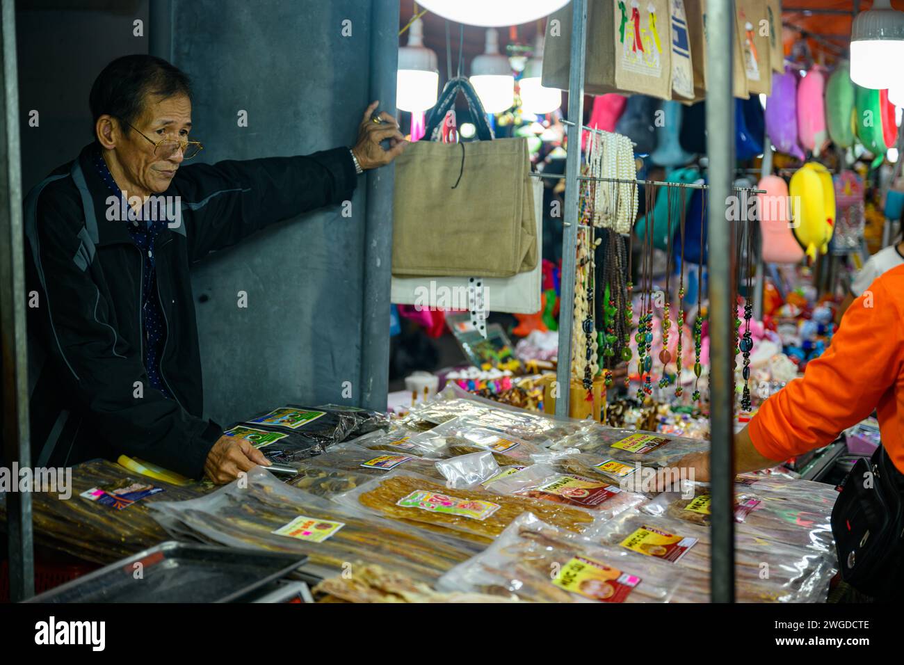 Venditori ambulanti al mercato notturno Son tra, da Nang, Vietnam Foto Stock