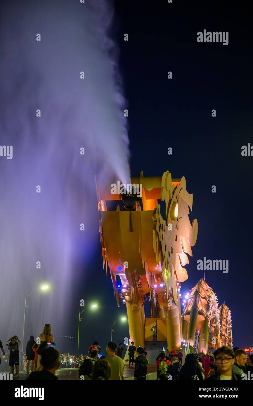 Primo piano della testa del ponte del drago da Nang di notte, da Nang, Vietnam Foto Stock