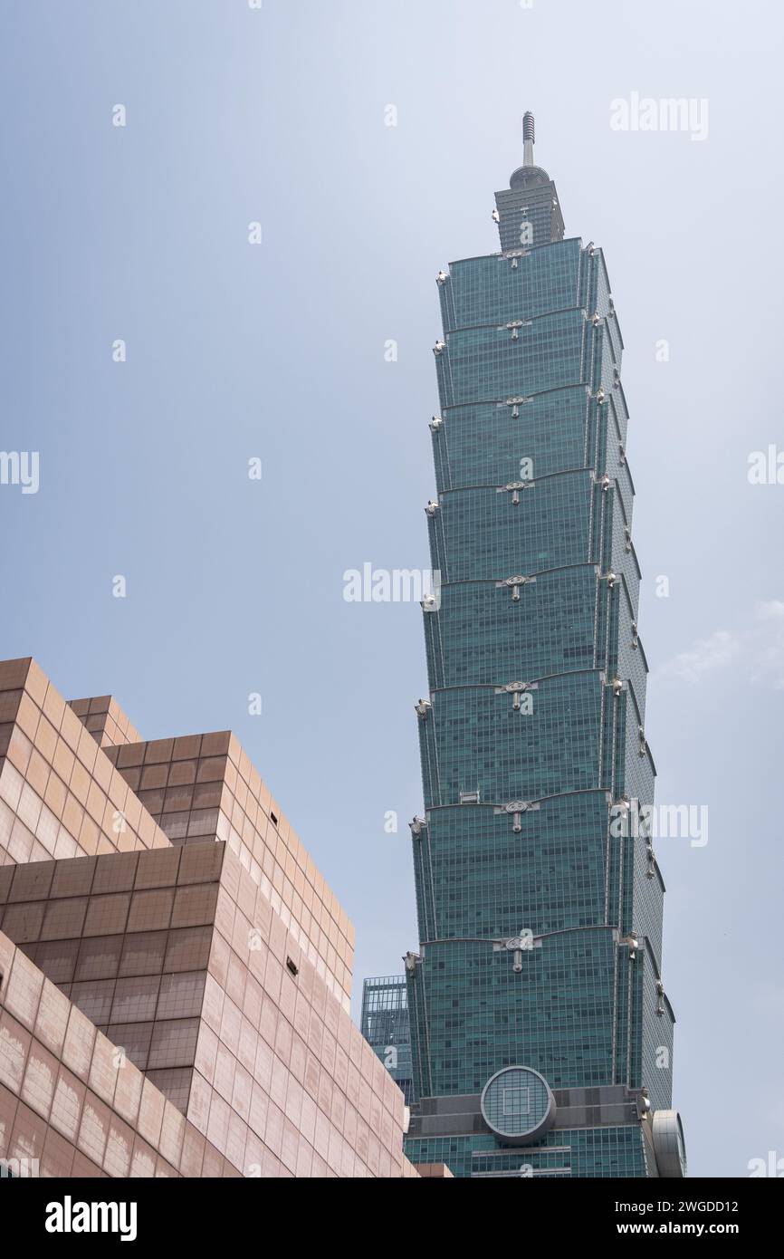 Grattacielo asiatico Tower 101 tiro verticale dalla strada sottostante, Taipei, Taiwan Foto Stock
