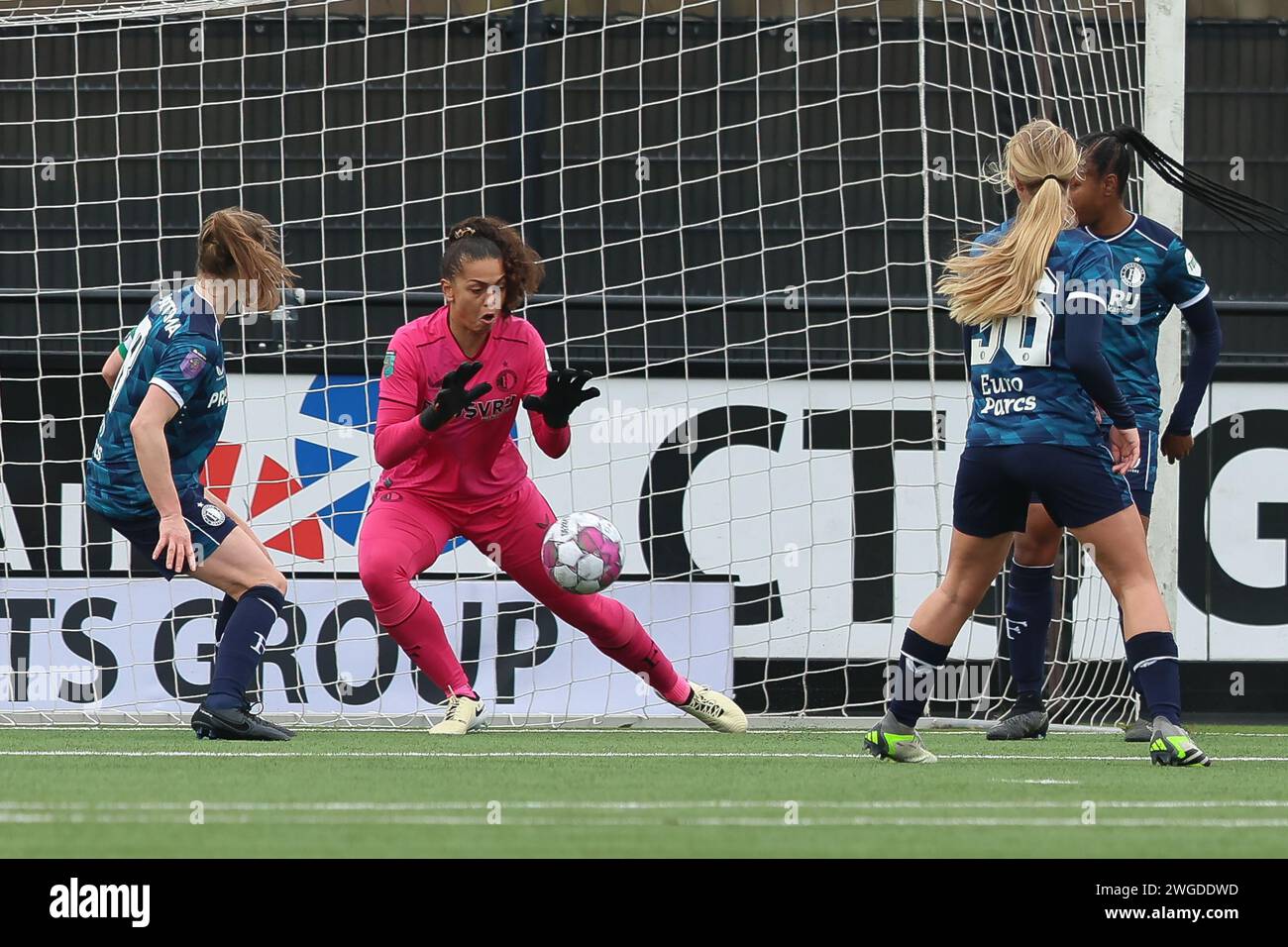 WIJDEWORMER , PAESI BASSI - 04 FEBBRAIO: Jacintha Weimar portiere del Feyenoord durante la partita olandese Azerion Vrouwen Eredivisie tra AZ e Feyeno Foto Stock