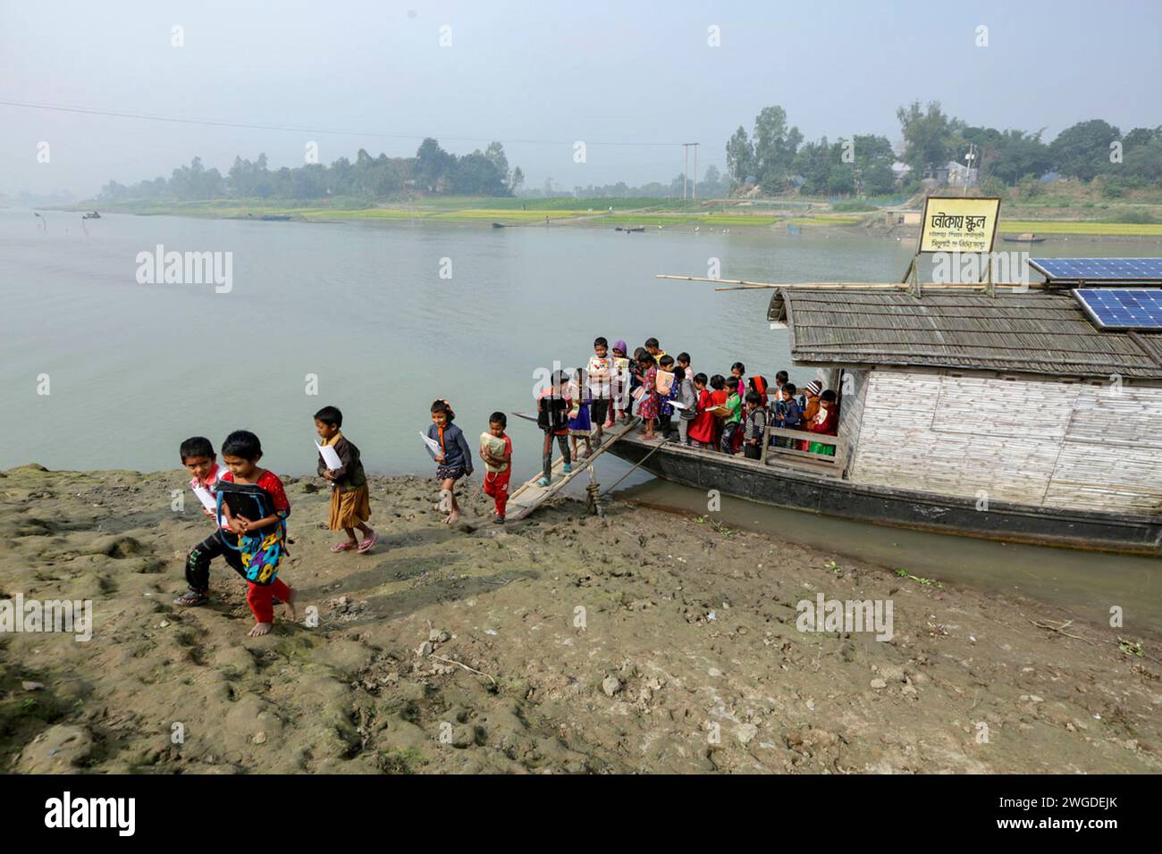 Gli studenti del villaggio frequentano una lezione alla Chalk Lanka Boat School. Il paese ha subito due inondazioni nel 2007 e 332 scuole distrutte e 4.893 scuole sono state danneggiate. Shidhulai gestisce una flotta di scuole galleggianti, biblioteche, cliniche sanitarie, laboratori solari e centri di formazione galleggianti con accesso Internet wireless, che servono circa 97.000 famiglie nelle regioni soggette a inondazioni. Le barche stesse sono dotate di pannelli solari che alimentano computer, luci e apparecchiature mediche. Singra, Natore, Bangladesh. Foto Stock