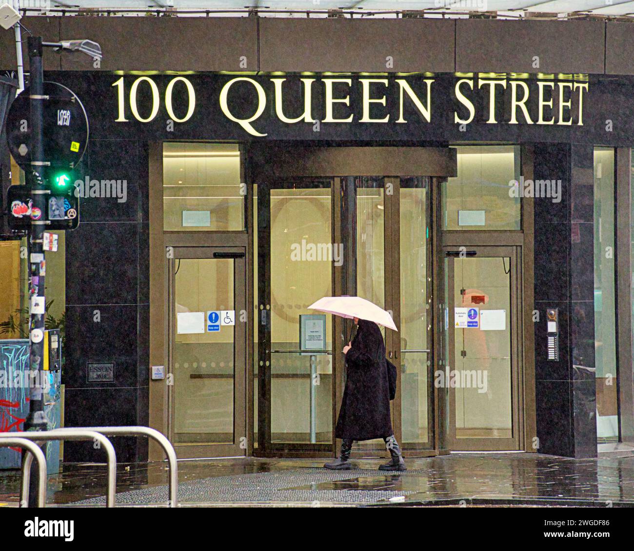 Glasgow, Scozia, Regno Unito.4 febbraio 2024. Tempo nel Regno Unito: Il diluvio ha visto la gente del posto e i loro bordelli lungo le strade del miglio di stile nel centro della città. Credit Gerard Ferry/Alamy Live News Foto Stock