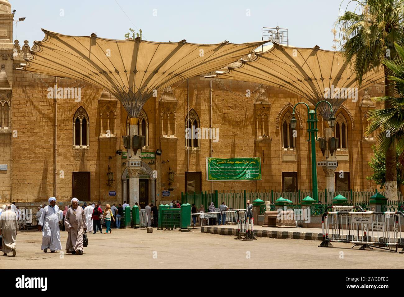Cortile della moschea al Hussein al Cairo, Egitto Foto Stock