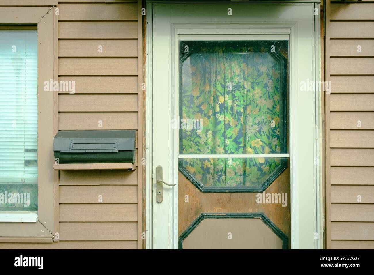 Una porta con le tende a Westfield, New York Foto Stock