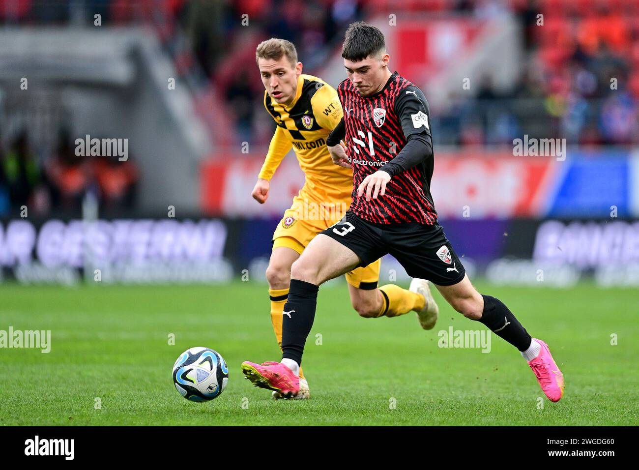 Ingolstadt, Deutschland. 4 febbraio 2024. v.li.: Niklas Hauptmann (Dresda, 27) Felix Keidel (FC Ingolstadt, 43) im Zweikampf, Duell, duello, tackle, Dynamik, Action, Aktion, 04.02.2024, Ingolstadt (Deutschland), Fussball, 3. LIGA, FC INGOLSTADT 04 - SG DYNAMO DRESDEN, LE NORMATIVE DFB/DFL VIETANO L'USO DI FOTOGRAFIE COME SEQUENZE DI IMMAGINI E/O QUASI-VIDEO. Credito: dpa/Alamy Live News Foto Stock