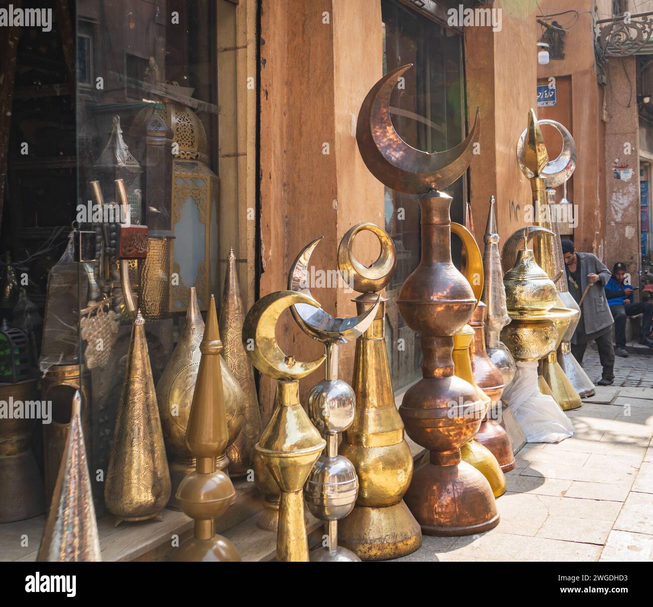 Piani a mezzaluna in metallo rame o bronzo per i minareti di moschee in vendita nel mercato medievale del Cairo, Egitto Foto Stock