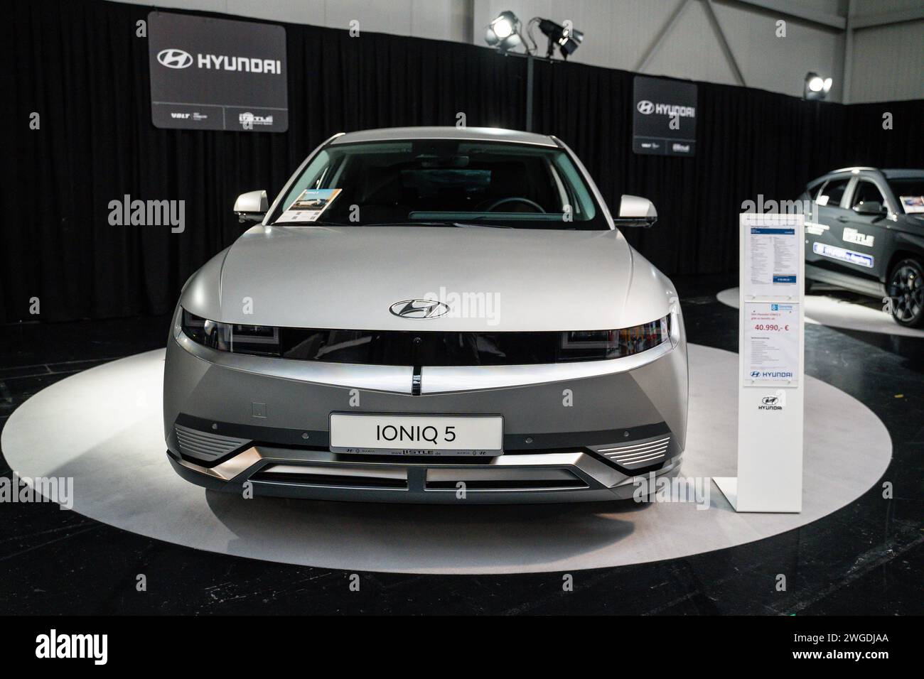 Augusta, Baviera, Germania - 2 febbraio 2024: L'auto elettrica Hyundai IONIQ 5, e-car di Hyundai esposta alla fiera VOLT DI Augusta *** Der ektrische Hyundai IONIQ 5, e-Auto von Hyundai ausgestellt auf der VOLT Messe di Augusta Foto Stock