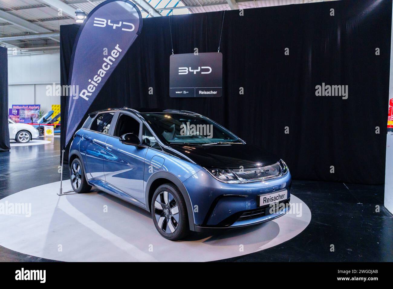 Augusta, Baviera, Germania - 2 febbraio 2024: L'auto elettrica BYD Dolphin esposta alla fiera VOLT DI Augusta *** BYD Dolphin e-Auto ausgestellt auf der VOLT Messe di Augusta Foto Stock