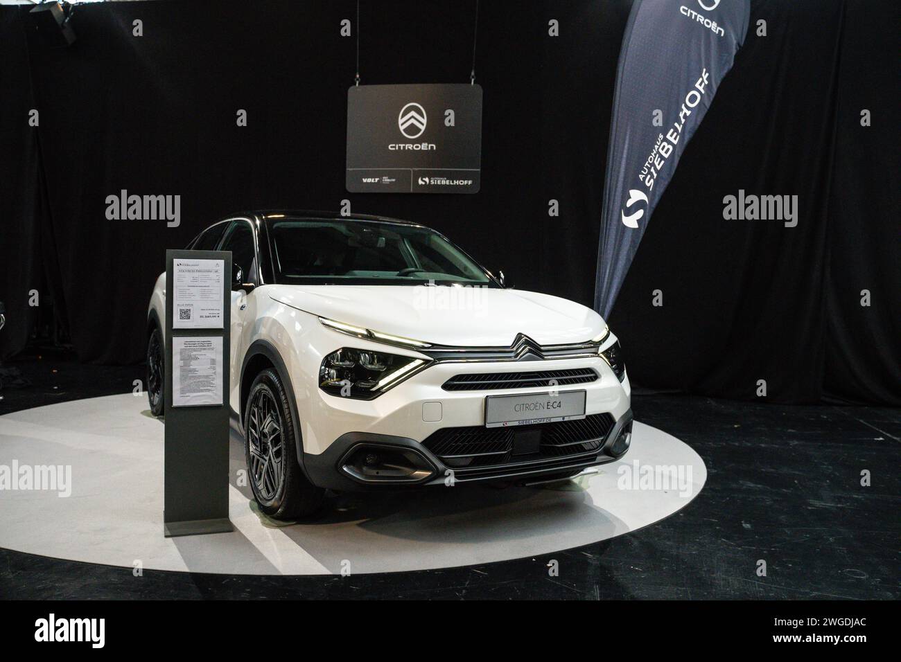 Augusta, Baviera, Germania - 2 febbraio 2024: L'auto elettrica CitroÃn C4 e di CitroÃn esposta alla fiera VOLT di Augusta *** Der ektrische CitroÃn C4 e, e-Auto von CitroÃn ausgestellt auf der VOLT Messe di Augusta Foto Stock