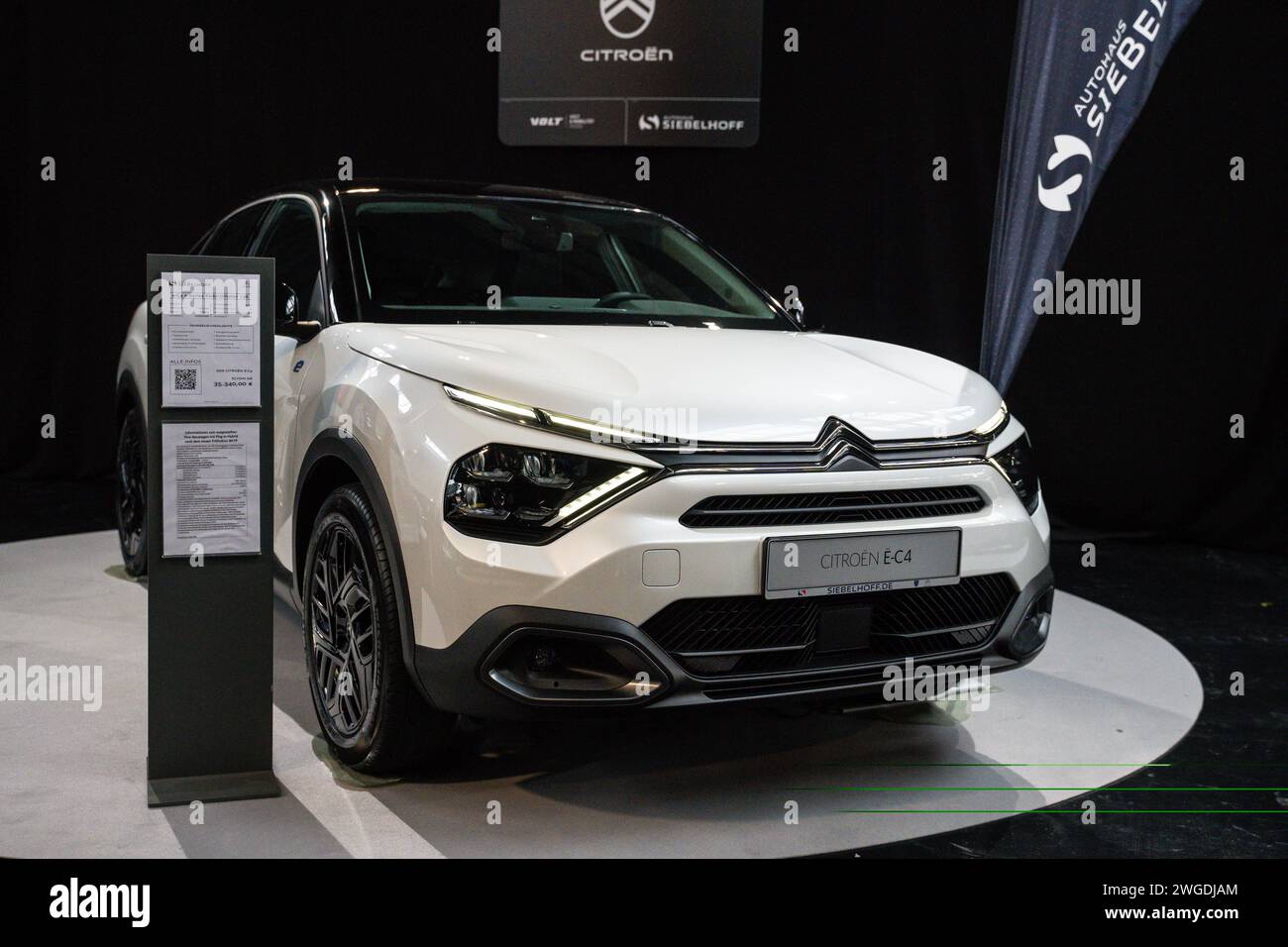 Augusta, Baviera, Germania - 2 febbraio 2024: L'auto elettrica CitroÃn C4 e di CitroÃn esposta alla fiera VOLT di Augusta *** Der ektrische CitroÃn C4 e, e-Auto von CitroÃn ausgestellt auf der VOLT Messe di Augusta Foto Stock