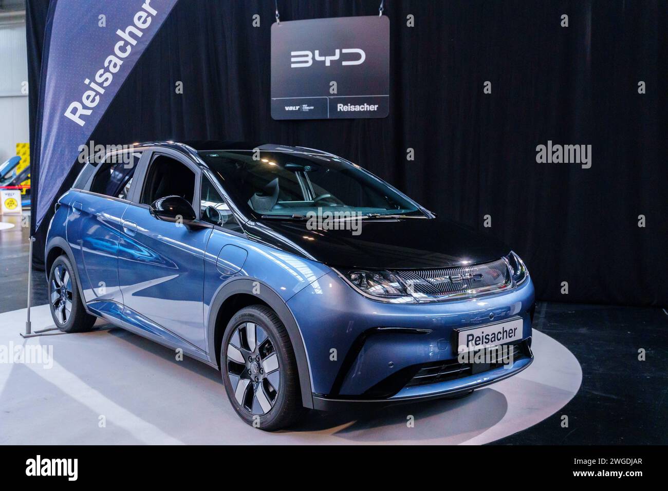 Augusta, Baviera, Germania - 2 febbraio 2024: L'auto elettrica BYD Dolphin esposta alla fiera VOLT DI Augusta *** BYD Dolphin e-Auto ausgestellt auf der VOLT Messe di Augusta Foto Stock