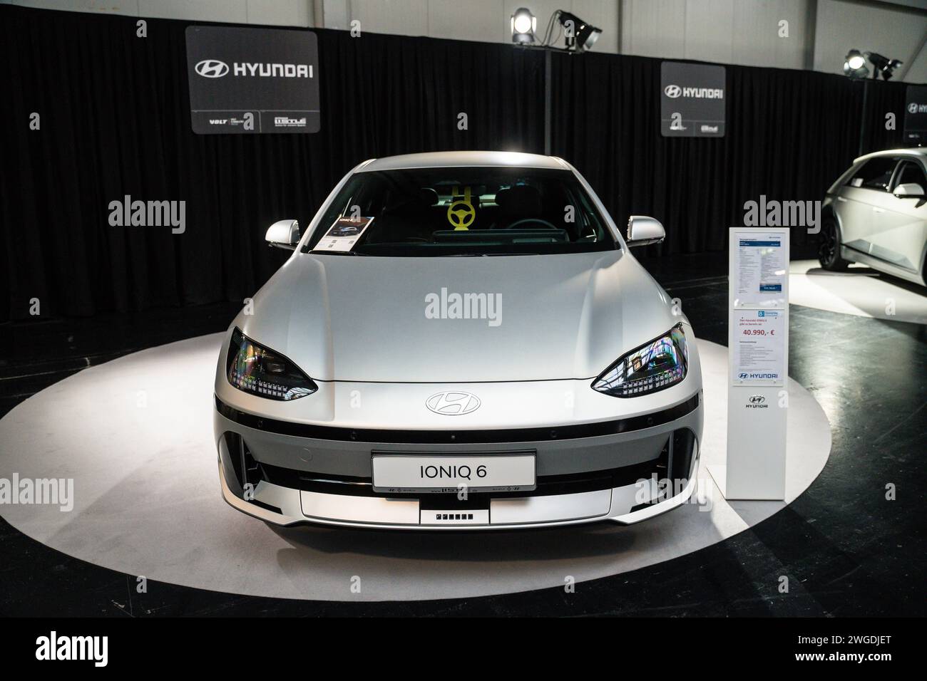 Augusta, Baviera, Germania - 2 febbraio 2024: La Hyundai IONIQ 6, e-car elettrica di Hyundai esposta alla fiera VOLT DI Augusta *** Der ektrische Hyundai IONIQ 6, e-Auto von Hyundai ausgestellt auf der VOLT Messe di Augusta Foto Stock