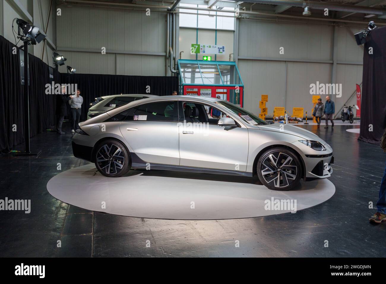 Augusta, Baviera, Germania - 2 febbraio 2024: La Hyundai IONIQ 6, e-car elettrica di Hyundai esposta alla fiera VOLT DI Augusta *** Der ektrische Hyundai IONIQ 6, e-Auto von Hyundai ausgestellt auf der VOLT Messe di Augusta Foto Stock