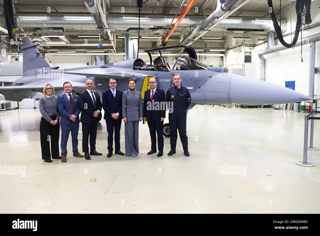 La principessa ereditaria svedese Vittoria e il principe Daniele visitano la società aerospaziale e di difesa Saab, a Linköping, in Svezia, durante giovedì. Da sinistra: Annika Meijer-Henriksson, Johan Segertoft, Anders Carp, prins Daniel, Kronprinsessan Victoria, Carl Fredrik Graf och Mikael Olsson. Foto Stock