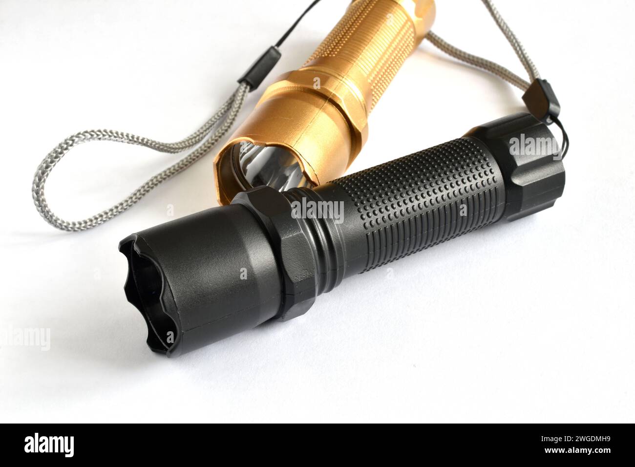 Lanterne portatili di colore nero e dorato giacciono sul tavolo. Foto Stock