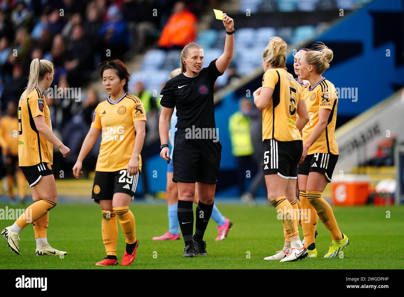 Sophie Howard di Leicester City (a destra) viene mostrata una cartellina gialla dall'arbitro di partita Lisa Benn durante la partita di Super League femminile Barclays al Joie Stadium di Manchester. 4 febbraio 2024. Foto Stock