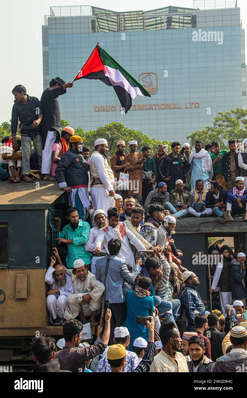 Imbarcati in un breve ma di grande impatto sul tetto del treno Ijtema in Bangladesh, questa immagine è stata catturata il 4 febbraio 2024 dalla stazione ferroviaria di Tonggi Foto Stock