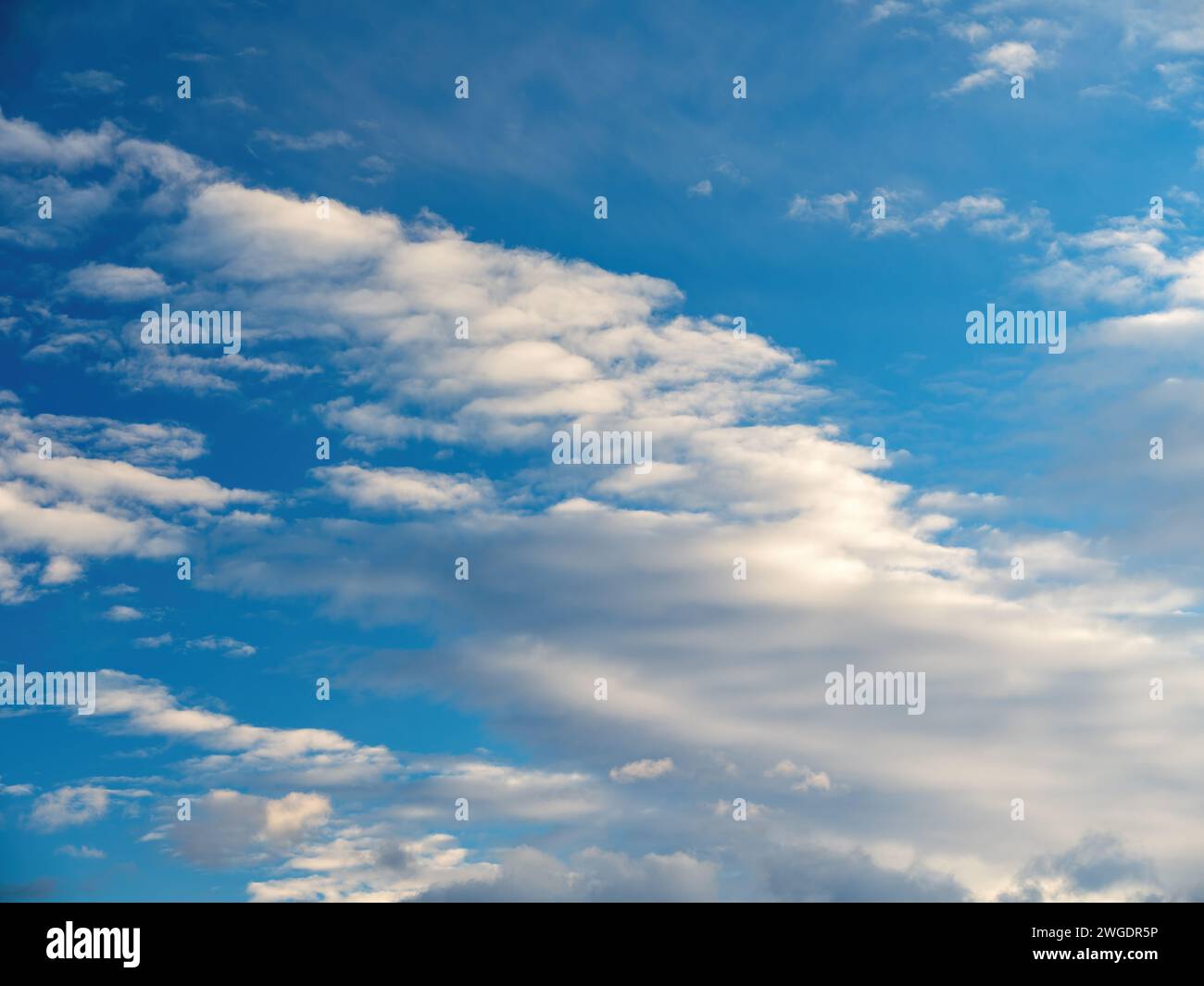 Paesaggio nuvoloso con cielo blu e nuvole bianche Foto Stock