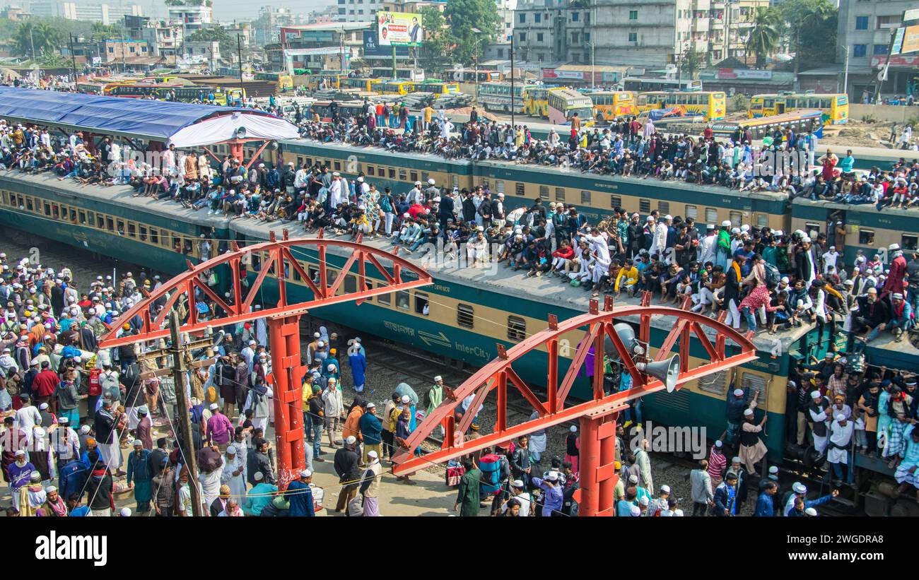 Imbarcati in un breve ma di grande impatto sul tetto del treno Ijtema in Bangladesh, questa immagine è stata catturata il 4 febbraio 2024 dalla stazione ferroviaria di Tonggi Foto Stock