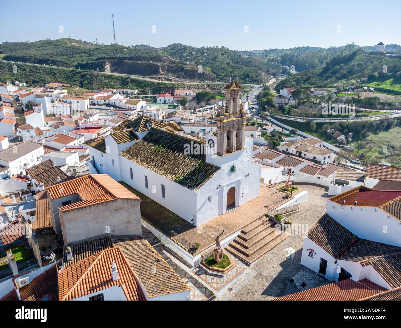 Veduta aerea con droni di Iglesia Nuestra Señora De Las Flores (Chiesa della Madonna dei Fiori) nel villaggio di Sanlucar de Guadiana nella provincia di Huelva, Andalusia, Foto Stock