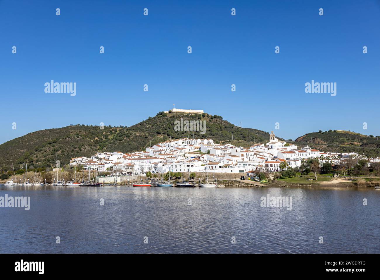 Vista panoramica del villaggio di Sanlucar de Guadiana a Huelva, Andalusia, sulle rive del fiume Guadiana, al confine tra spagna e portogallo, di fronte Foto Stock