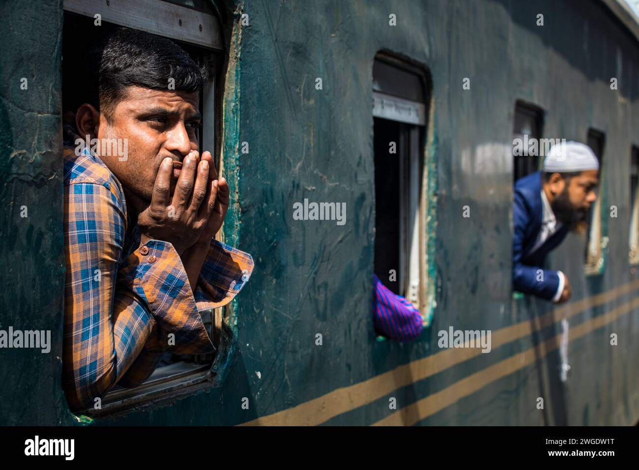 Imbarcati in un breve ma di grande impatto sul tetto del treno Ijtema in Bangladesh, questa immagine è stata catturata il 4 febbraio 2024 dalla stazione ferroviaria di Tonggi Foto Stock