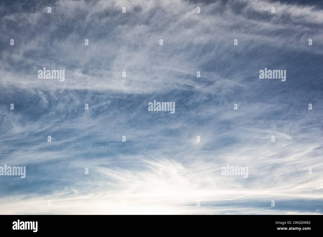 Fantastico soffici nuvole bianche contro il cielo blu sullo sfondo. Foto Stock