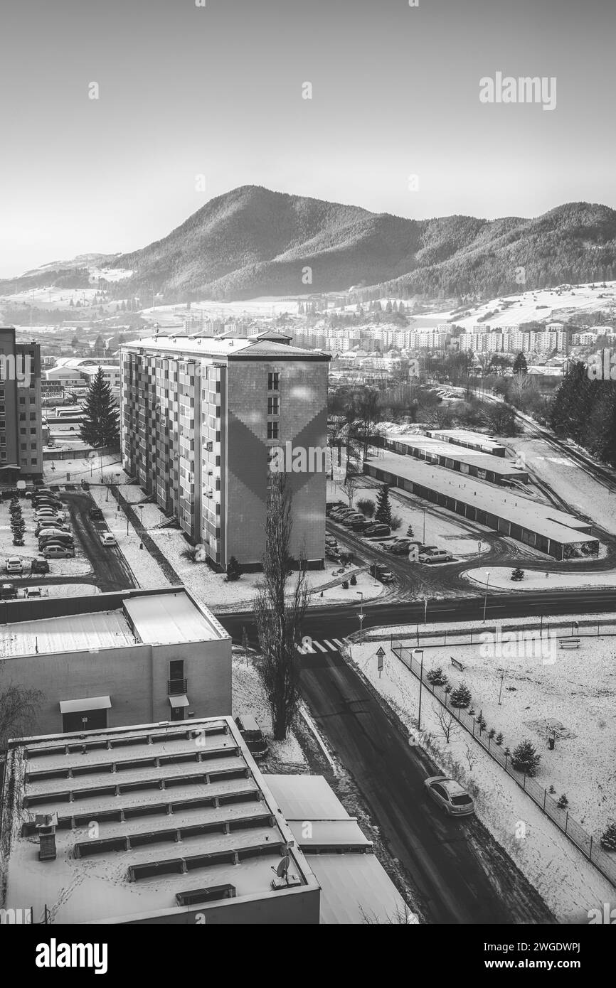 Vista di una città nella stagione invernale. Montagne sullo sfondo. Foto Stock