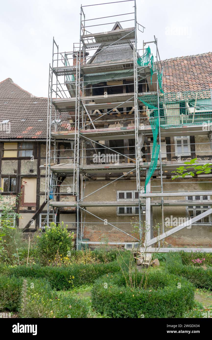 Vecchia casa a Quedlinburg che ha bisogno di essere ristrutturata con impalcature Foto Stock