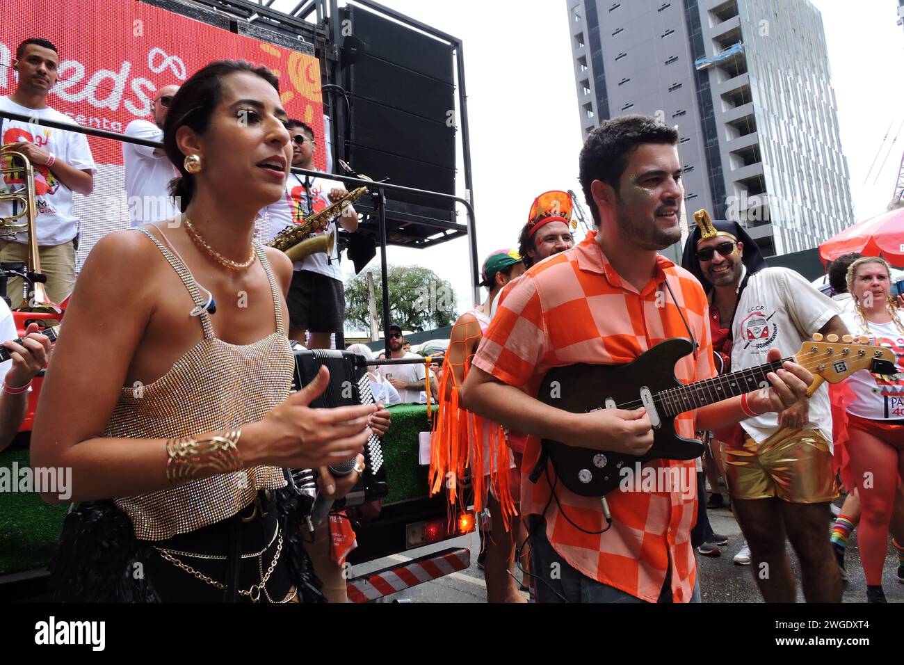 San Paolo, San Paolo, Brasile. 4 febbraio 2024. SAO PAULO (SP), 04/02/2024 - CARNAVAL/BLOCOS/CULTURA - o Bloco Confraria do Pasmado fez seu desfile comemorando os 40 anos de bloco na Rua dos Pinheiros no comeco da tarde deste domingo 4 de Fevereiro de 2024 na zona Oeste de Sao Paulo. (Foto: Leandro Chemalle/Thenews2/Zumapress) (Credit Image: © Leandro Chemalle/TheNEWS2 via ZUMA Press Wire) SOLO USO EDITORIALE! Non per USO commerciale! Foto Stock