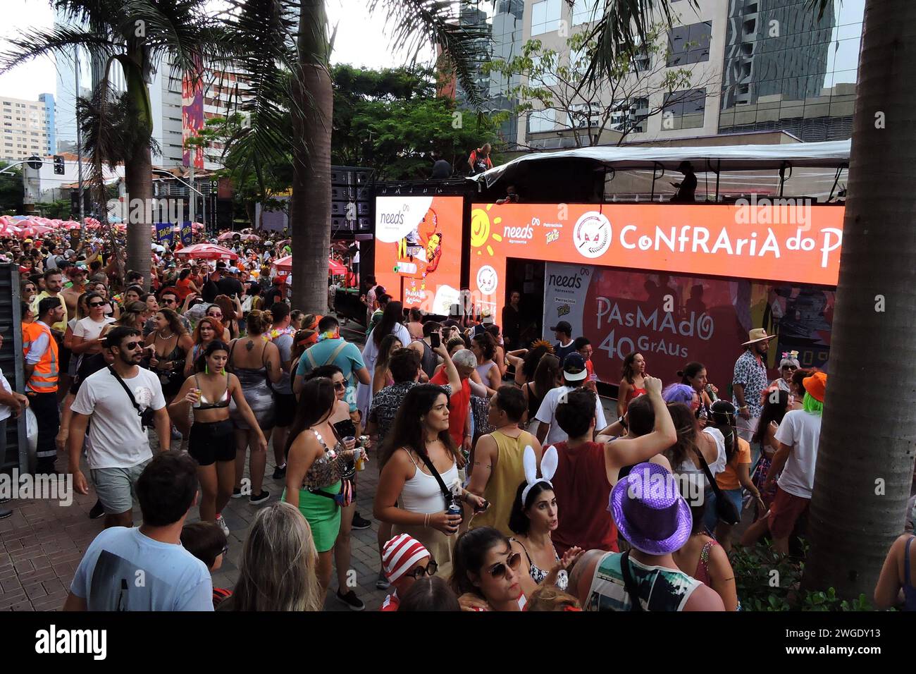 San Paolo, San Paolo, Brasile. 4 febbraio 2024. SAO PAULO (SP), 04/02/2024 - CARNAVAL/BLOCOS/CULTURA - o Bloco Confraria do Pasmado fez seu desfile comemorando os 40 anos de bloco na Rua dos Pinheiros no comeco da tarde deste domingo 4 de Fevereiro de 2024 na zona Oeste de Sao Paulo. (Foto: Leandro Chemalle/Thenews2/Zumapress) (Credit Image: © Leandro Chemalle/TheNEWS2 via ZUMA Press Wire) SOLO USO EDITORIALE! Non per USO commerciale! Foto Stock