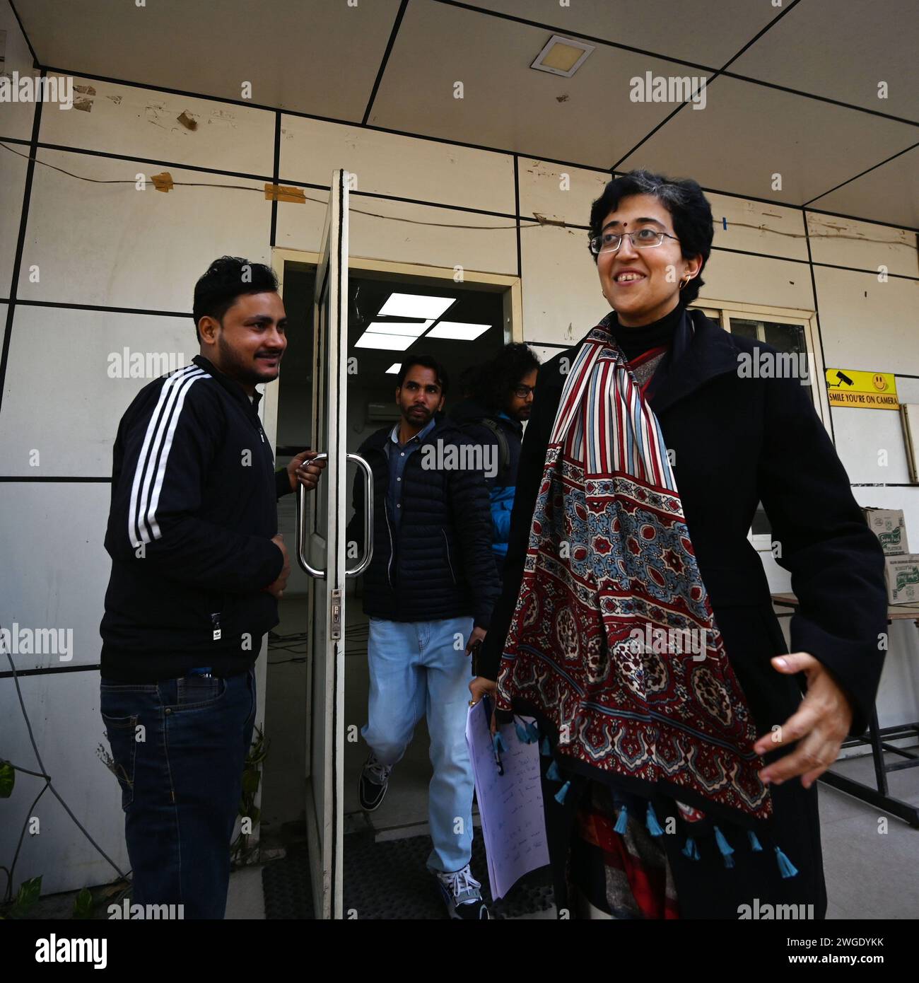 Nuova Delhi, India. 4 febbraio 2024. NUOVA DELHI, INDIA - 4 FEBBRAIO: il leader senior dell'AAP e il ministro del governo di Delhi Atishi arrivano per una conferenza stampa presso l'ufficio del partito AAP, Rouse Avenue, sulla questione delle ripetute visite dei funzionari del ramo criminale presso la residenza cm e l'ufficio del ministro Atishi, il 4 febbraio 2024 a nuova Delhi, in India. (Foto di Salman Ali/Hindustan Times/Sipa USA ) credito: SIPA USA/Alamy Live News Foto Stock