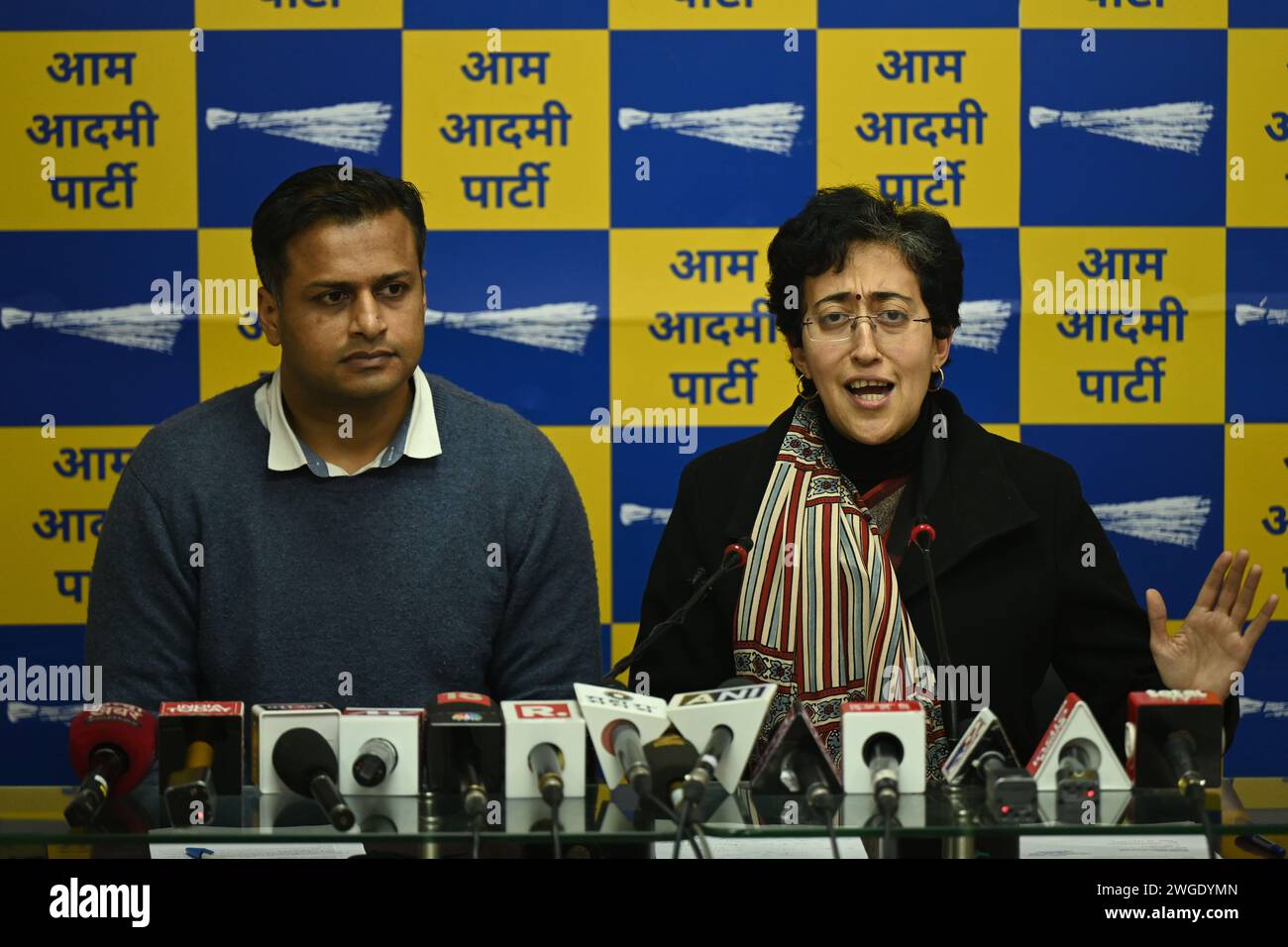 Nuova Delhi, India. 4 febbraio 2024. NUOVA DELHI, INDIA - 4 FEBBRAIO: Il leader senior dell'AAP e il ministro del governo di Delhi Atishi e il leader Jasmine Shah informano il personale dei media in una conferenza stampa presso l'ufficio del partito AAP, Rouse Avenue, sulla questione delle ripetute visite dei funzionari del ramo criminale presso la residenza cm e l'ufficio del ministro Atishi, il 4 febbraio 2024 a nuova Delhi, in India. (Foto di Salman Ali/Hindustan Times/Sipa USA ) credito: SIPA USA/Alamy Live News Foto Stock