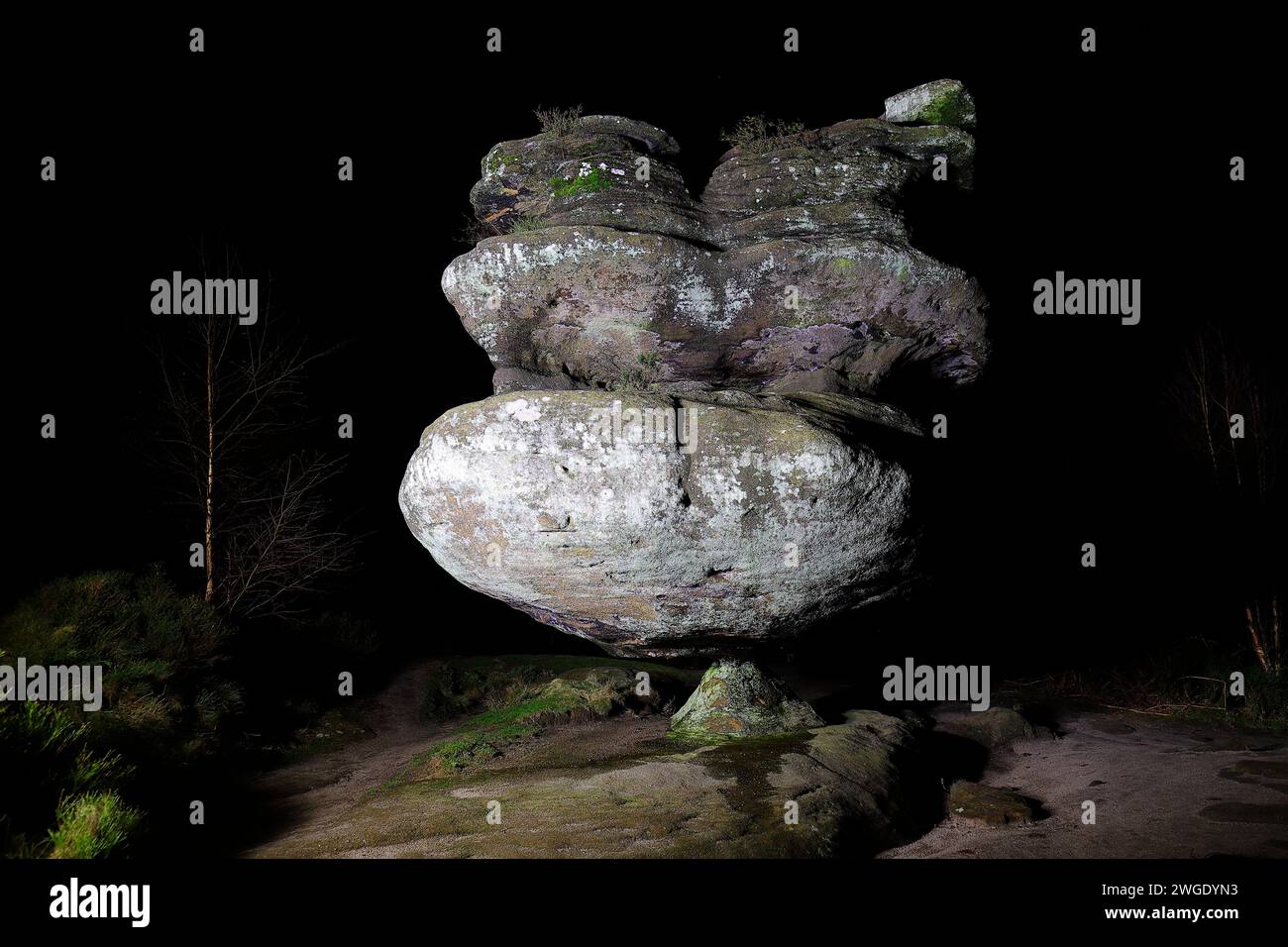 Idol Rock di notte a Brimham Moor nel North Yorkshire, Regno Unito Foto Stock