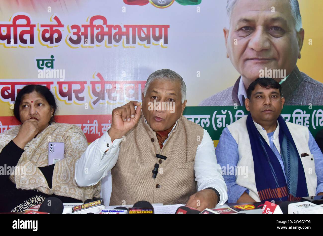 Ghaziabad, India. 4 febbraio 2024. GHAZIABAD, INDIA - 4 FEBBRAIO: Il ministro aggiunto dell'Unione per i trasporti stradali e le autostrade e l'aviazione civile e il deputato di Ghaziabad Vijay Kumar Singh ha tenuto una conferenza stampa a Raj Nagar Sector-2, il 4 febbraio 2024 a Ghaziabad, India. (Foto di Sakib Ali/Hindustan Times/Sipa USA ) credito: SIPA USA/Alamy Live News Foto Stock