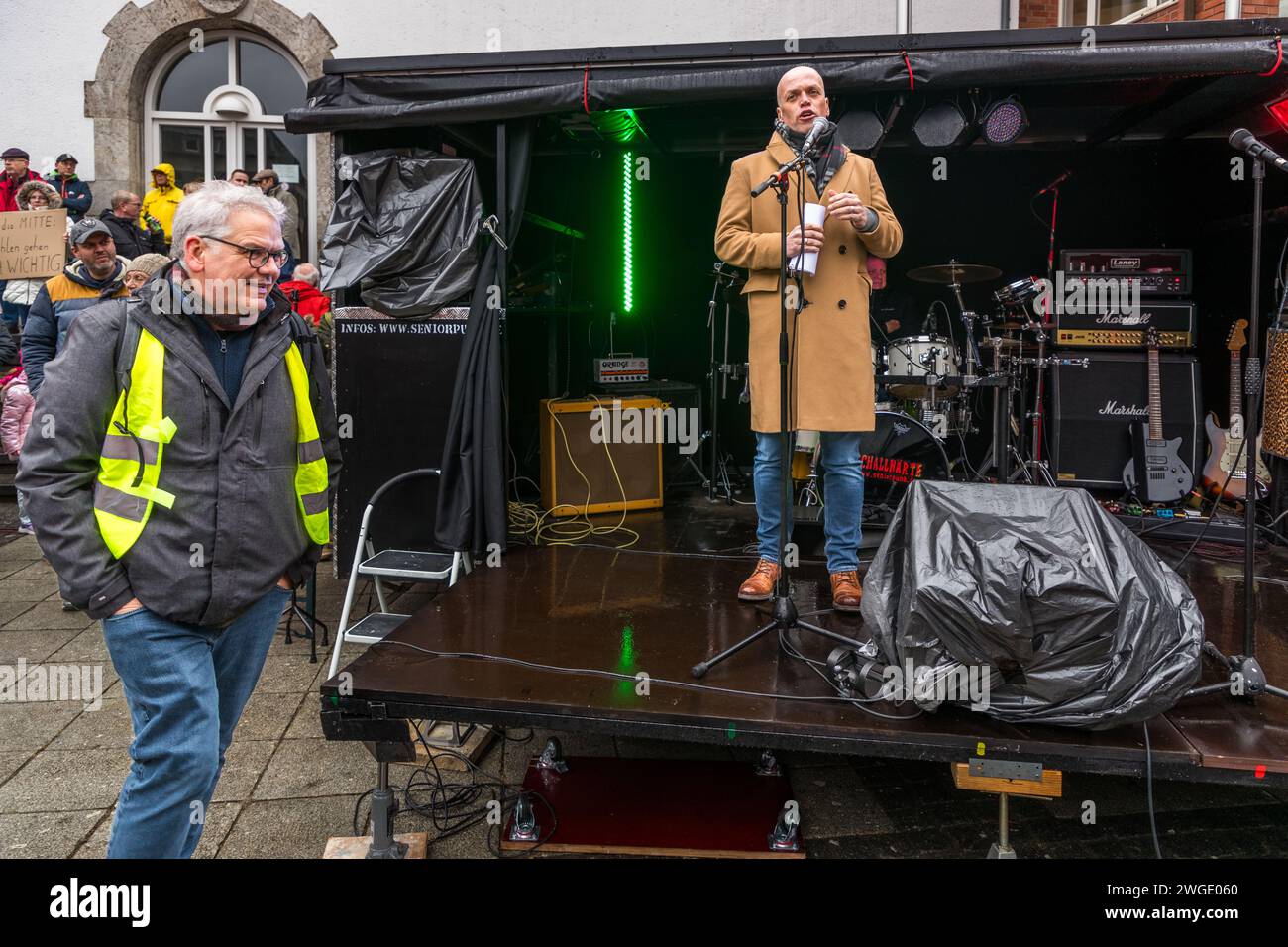 Manifestazione contro l'estremismo di destra su 4.2.2024 a Grevenbroich, Germania. Peter Gehrmann (Verdi, l.) e il sindaco Klaus Krützen (sul palco) Foto Stock