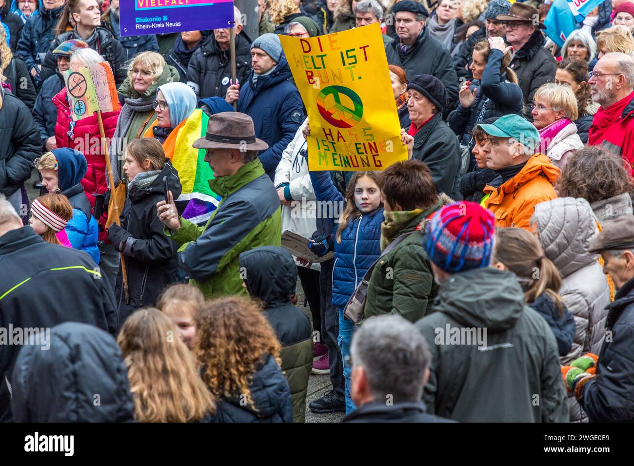 Il mondo è colorato. L'odio non e' un'opinione. Manifestazione contro l'estremismo di destra su 4.2.2024 a Grevenbroich, Germania Foto Stock