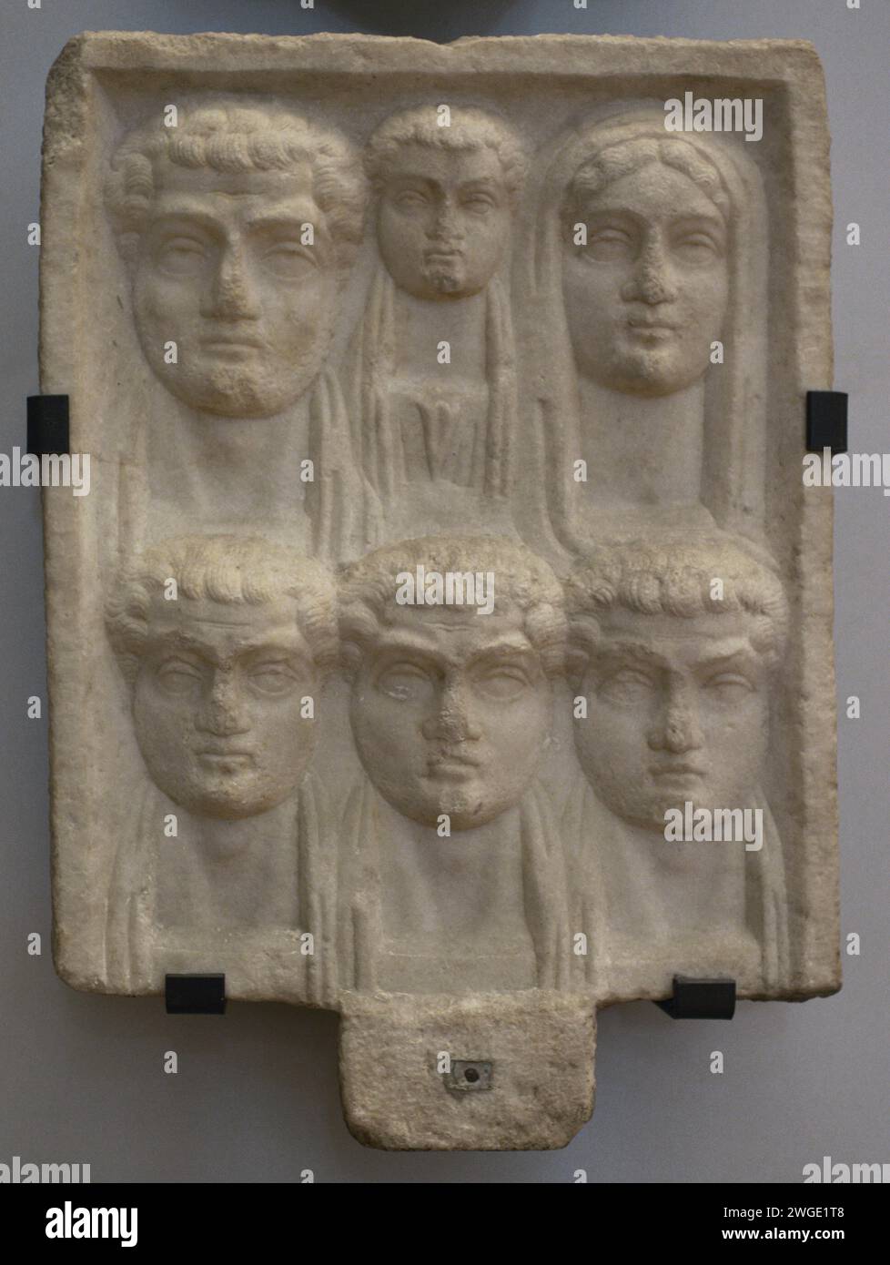 Gruppo familiare. Busti di un uomo barbuto, una donna e quattro bambini. Prima metà del III secolo d.C. Da Prosotsani, regione del Drama, Grecia. Museo Archeologico Nazionale. Sofia. Bulgaria. Foto Stock