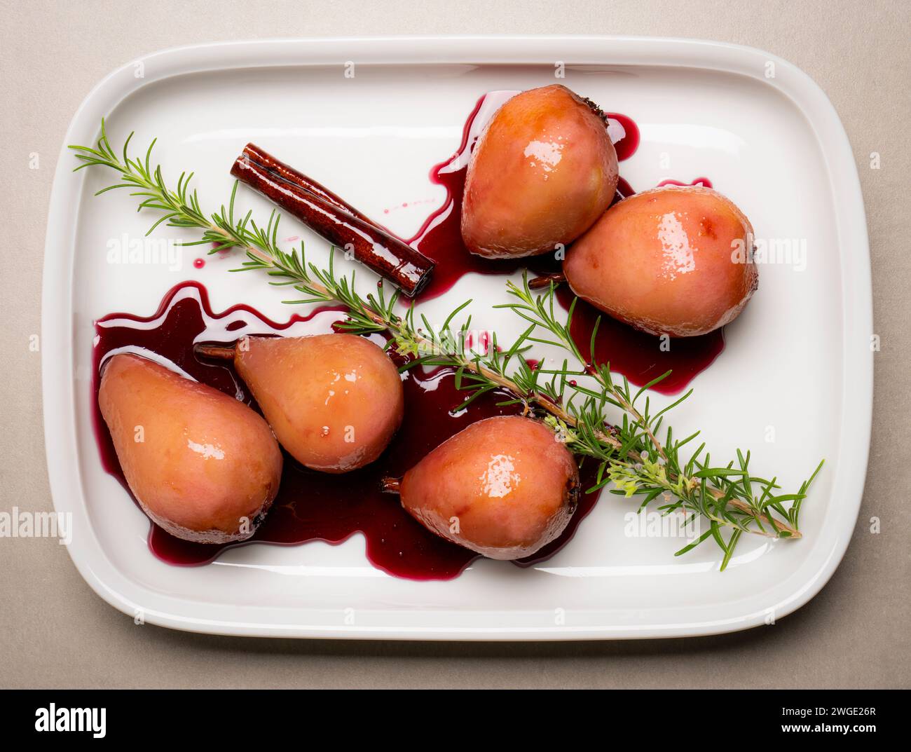 Coetanei in camicia nel dessert al vino rosso Foto Stock