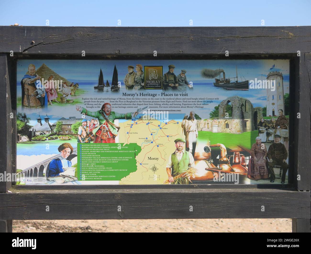 Turismo scozzese nel nord-est: Un cartello informativo pubblico vicino alla spiaggia di Cullen con le principali attrazioni del patrimonio di Moray e i luoghi da visitare. Foto Stock