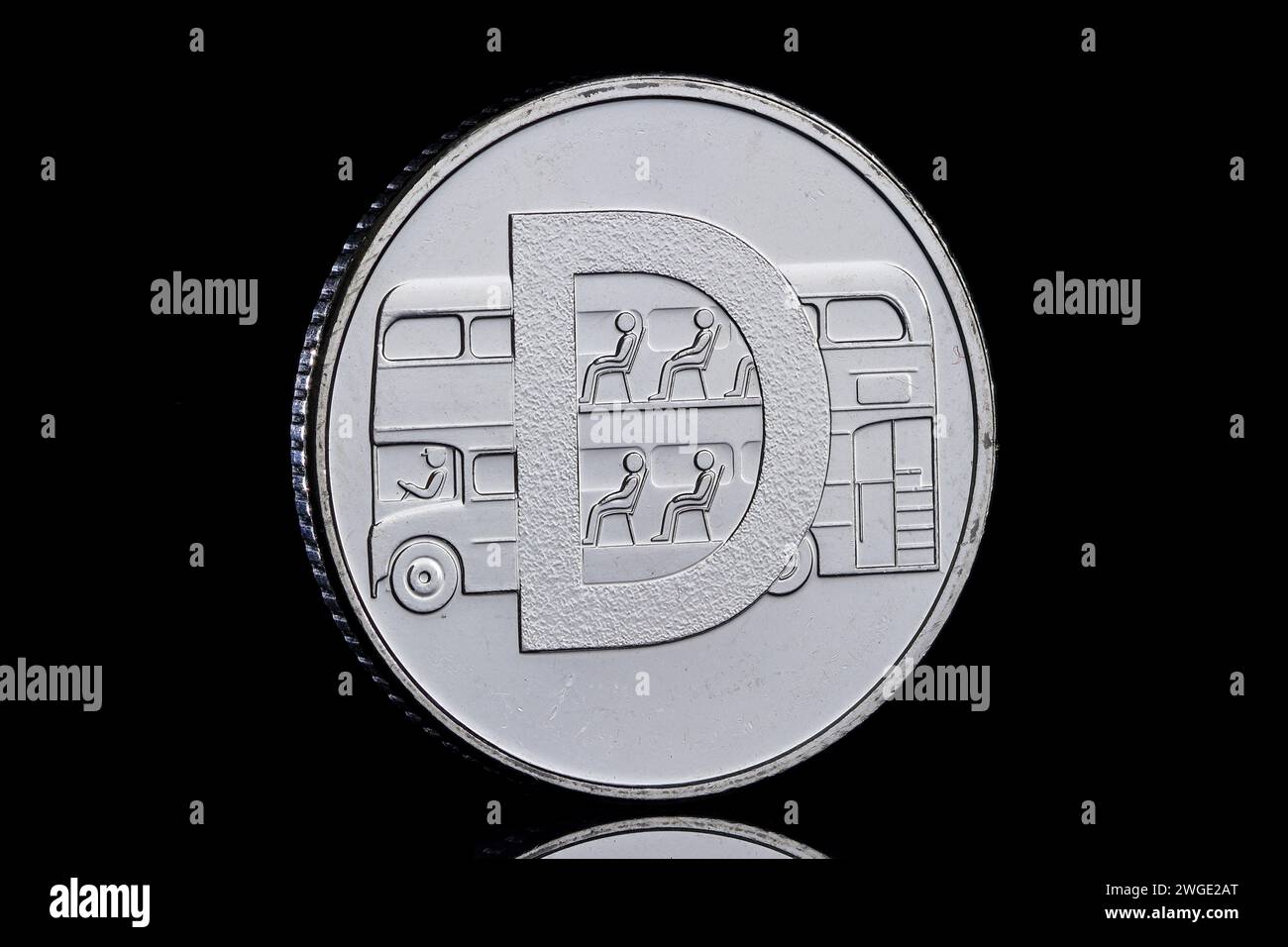 D per il bus a due piani 2018 monete da 10 pence della serie da A a Z. Foto Stock
